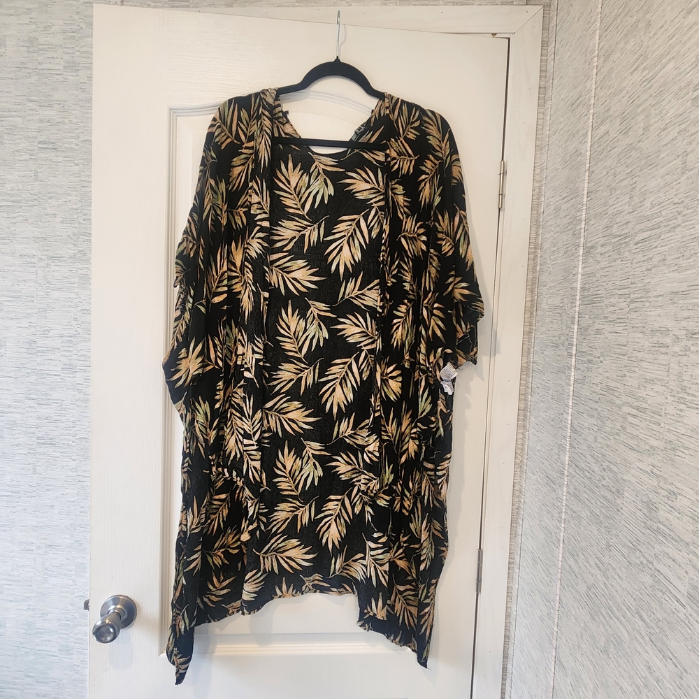 Forever 21 Black and Gold Patterned Kimono Size M Euc
